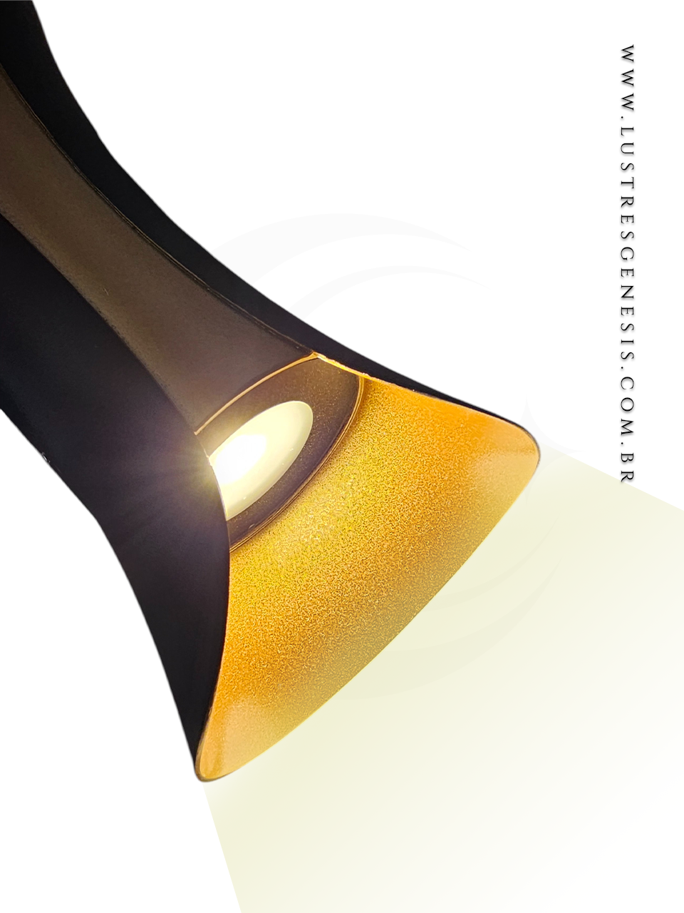 Arandela Facho Noctis preta com acabamento dourado, ideal para áreas de piscina, garagem, cabeceira de cama e ambientes internos, da marca GMH.